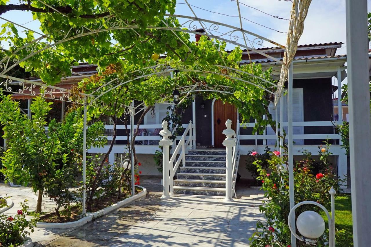 Villa Fofo - Beautiful Sea Front Villa With 650M2 Garden Nea Kallikrateia Exterior photo