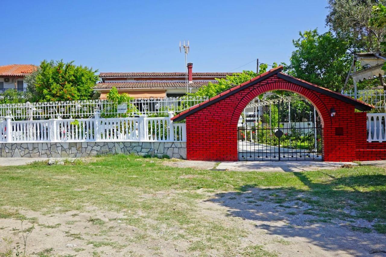 Villa Fofo - Beautiful Sea Front Villa With 650M2 Garden Nea Kallikrateia Exterior photo